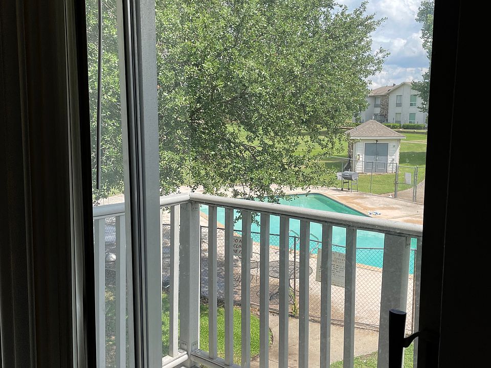 1st image of 212 Harbor Dr #106
