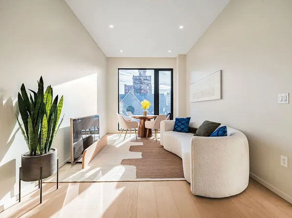 31-16 21st St #4B, Astoria, NY 11106