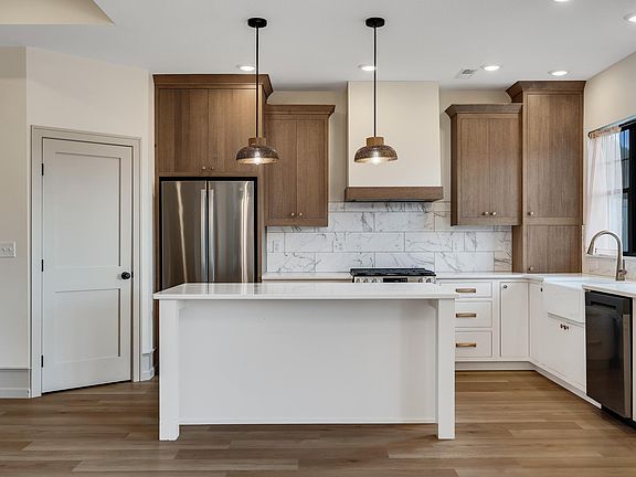 4th image of 301 Stoddard St