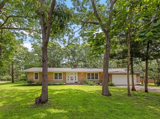 8 Oak Tree Ln, Hampton Bays, NY 11946