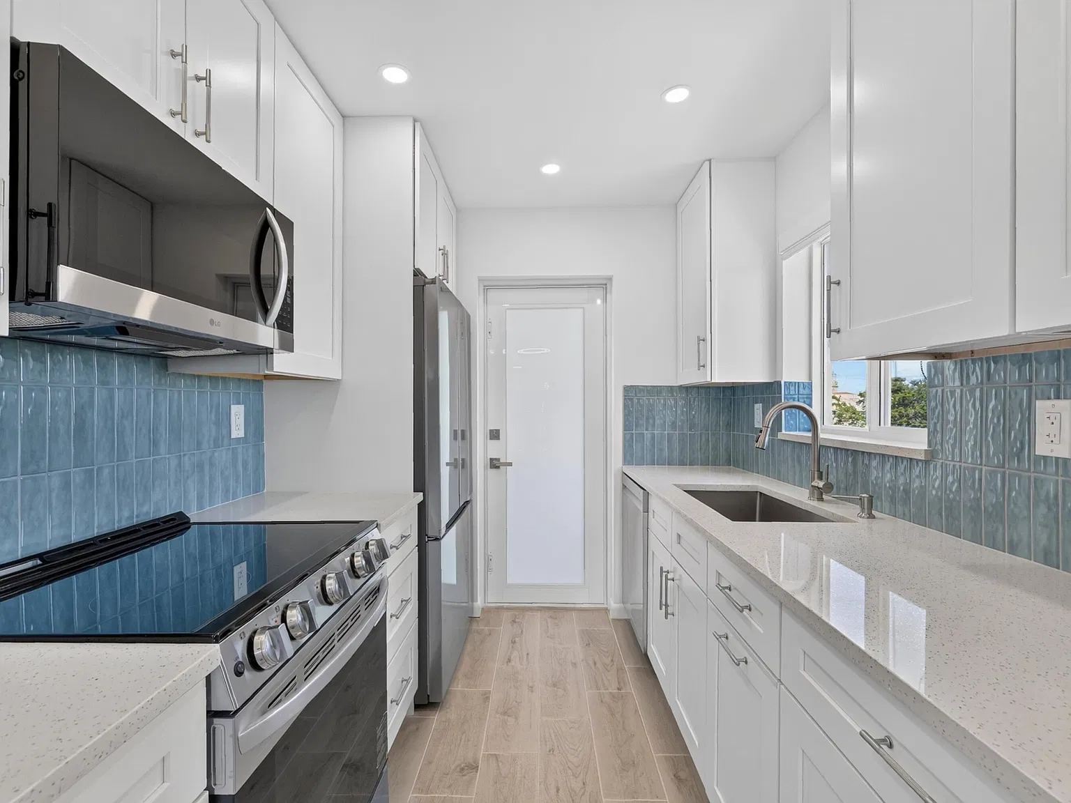2 bed, 2.0 bath, 970 sqft, $2,250 — Photo 2
