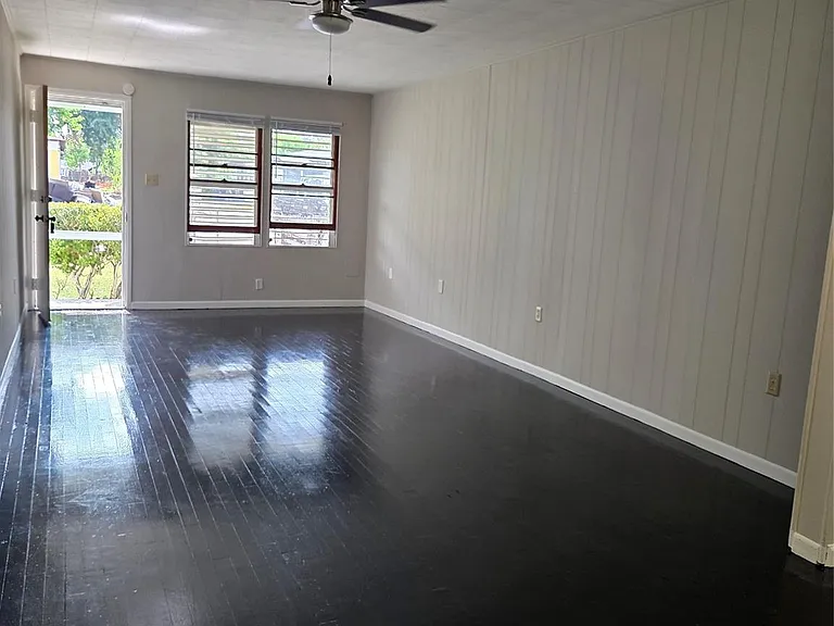 122 S Willow St — Photo 2
