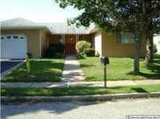 60 Hyannis St, Toms River, NJ 08757