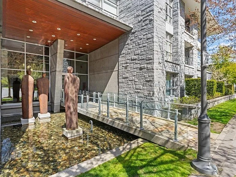 6015 Iona Dr #400 — Photo 1