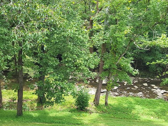 3rd image of 1660 Shady Cove Ln