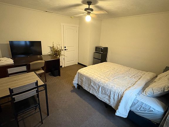 3rd image of 121 SW Dawson Ln #1