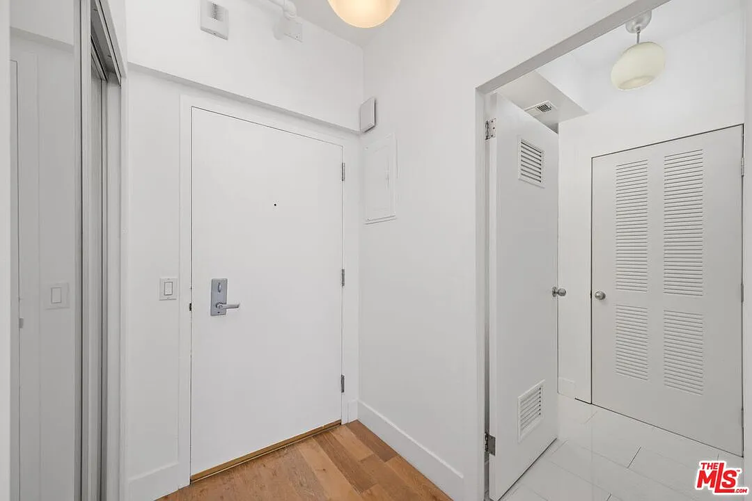 Building Photo - 7250 Franklin Ave #511