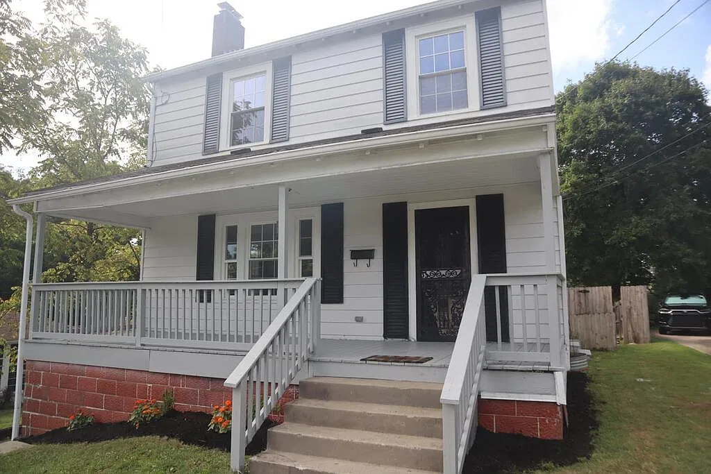 3 bed, 1.5 bath, 1987 sqft, $1,800 — Photo 2