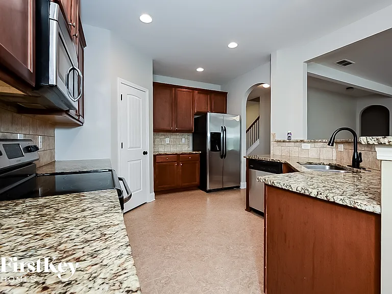 921 Piedmont Dr — Photo 4