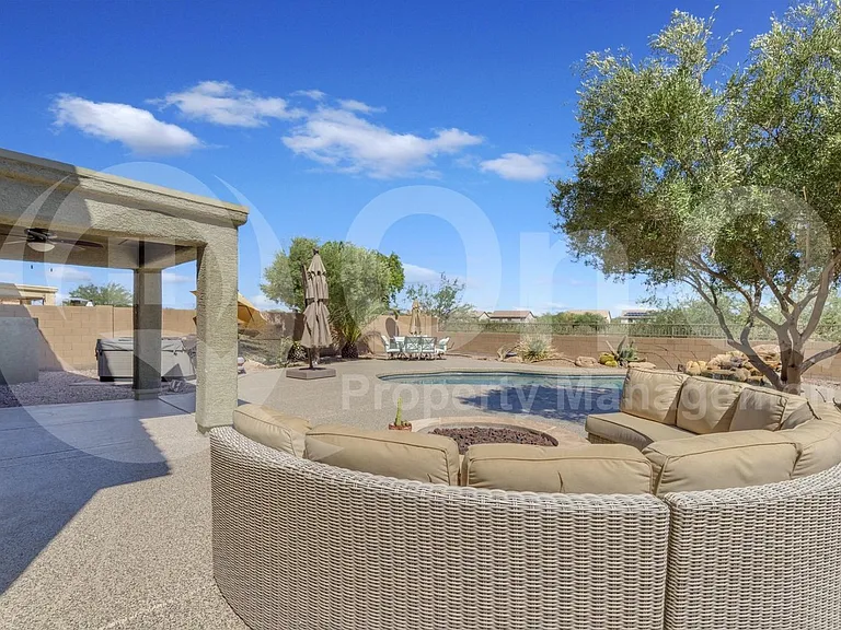 2561 N Hawthorn Dr — Photo 65