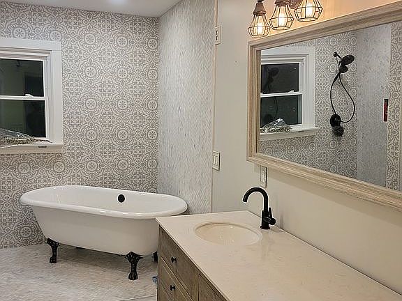 Master bath w clawfoot tub