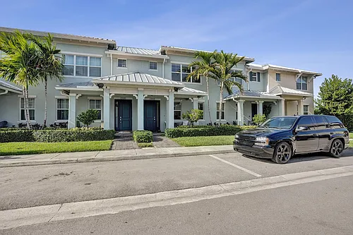1300 Eucalyptus Dr #3 Photo 1