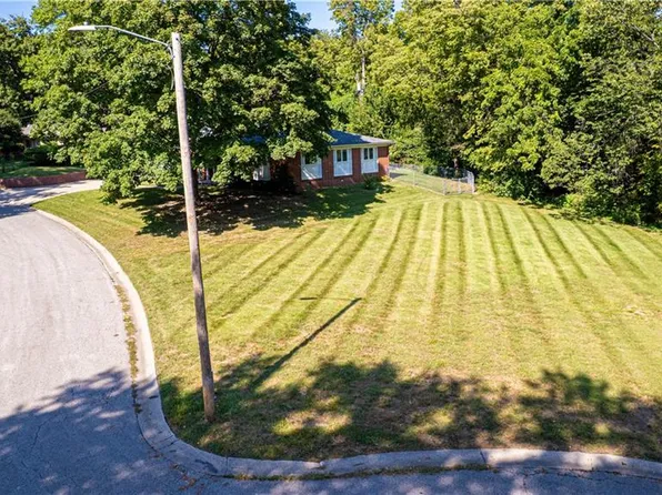 Miller Rd, Saint Joseph, MO 64506