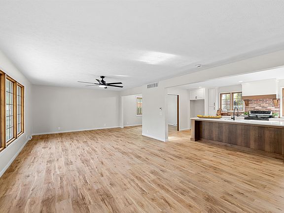 5th image of 452 Camden Dr