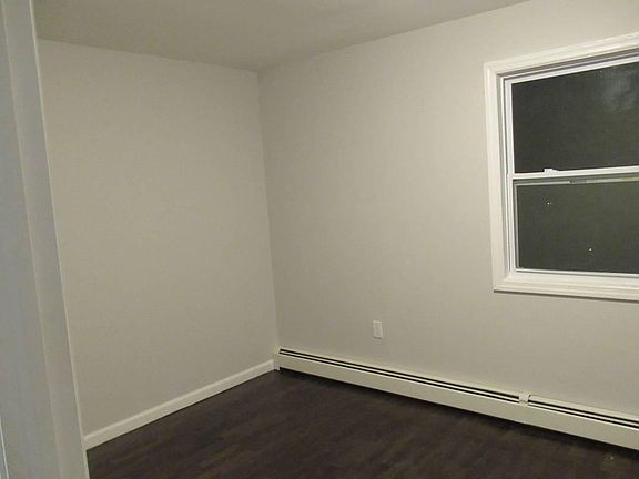 5th image of 64 Oakville St
