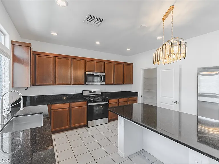 638 Great River Ave — Photo 9
