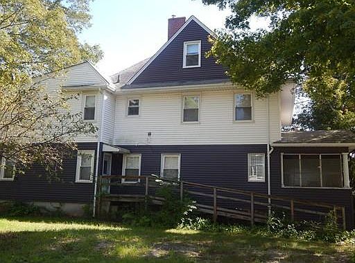 3rd image of 61 Pleasant St