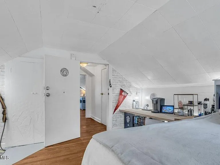 402 Ryders Ln — Photo 24