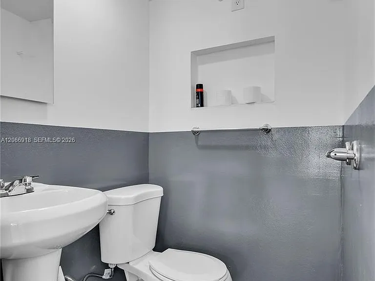 1828 SW 6th St #1 — Photo 7