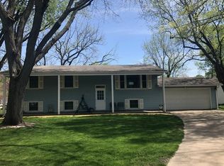 702 E Woodland Dr, Saint Joseph, IL
