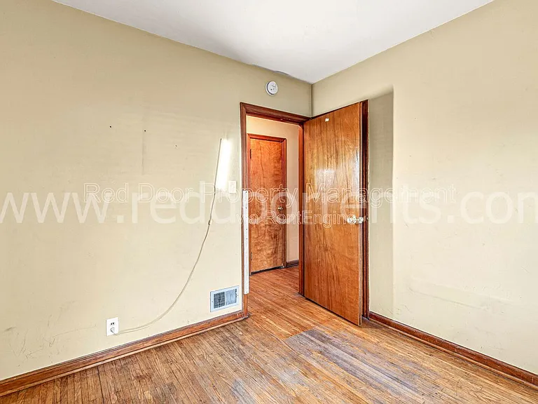 328 N Post Rd — Photo 8