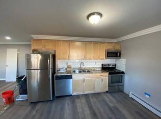 852 Beach St, Lindenhurst, NY 11757