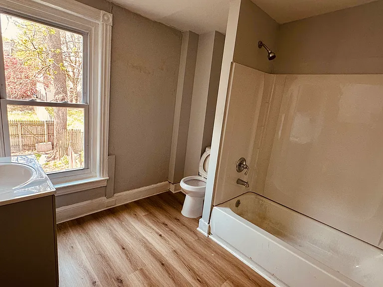 212 N Hall St — Photo 2