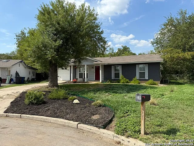 3 bed, 1.0 bath, 1036 sqft, $1,375 — Photo 2