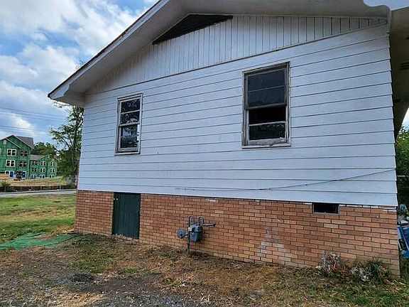3rd image of 807 Underwood St