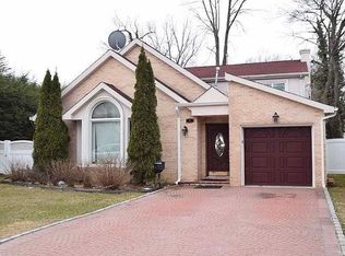 8 Morris Ln, Great Neck, NY 11024