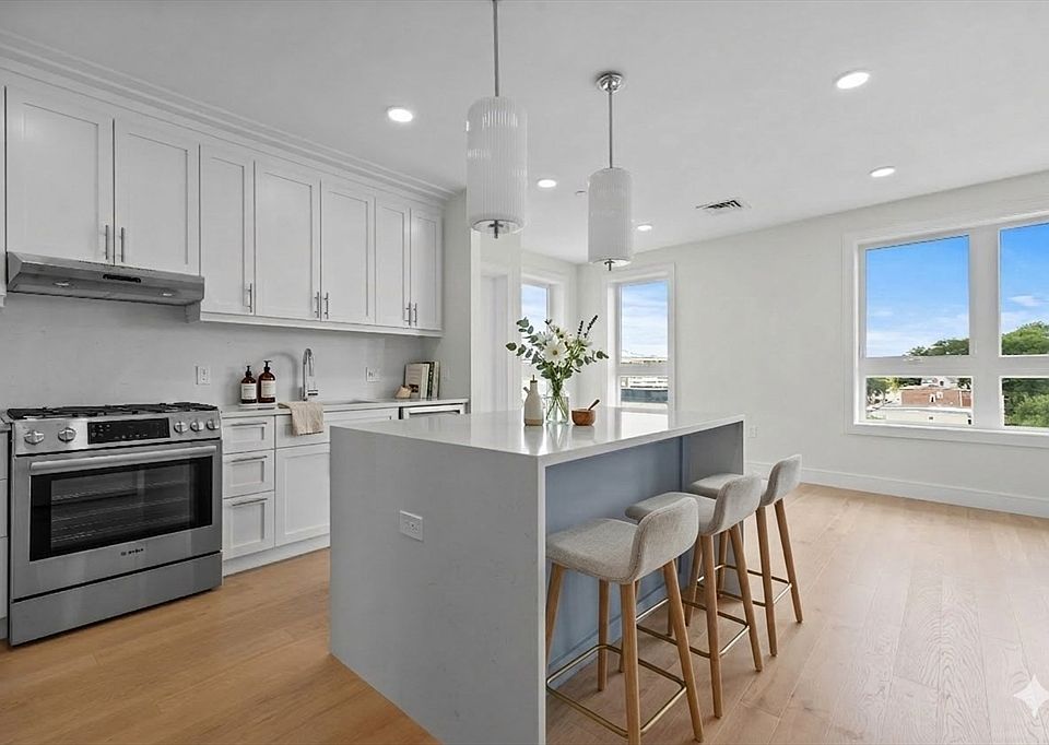 1st image of 301 Border St #601