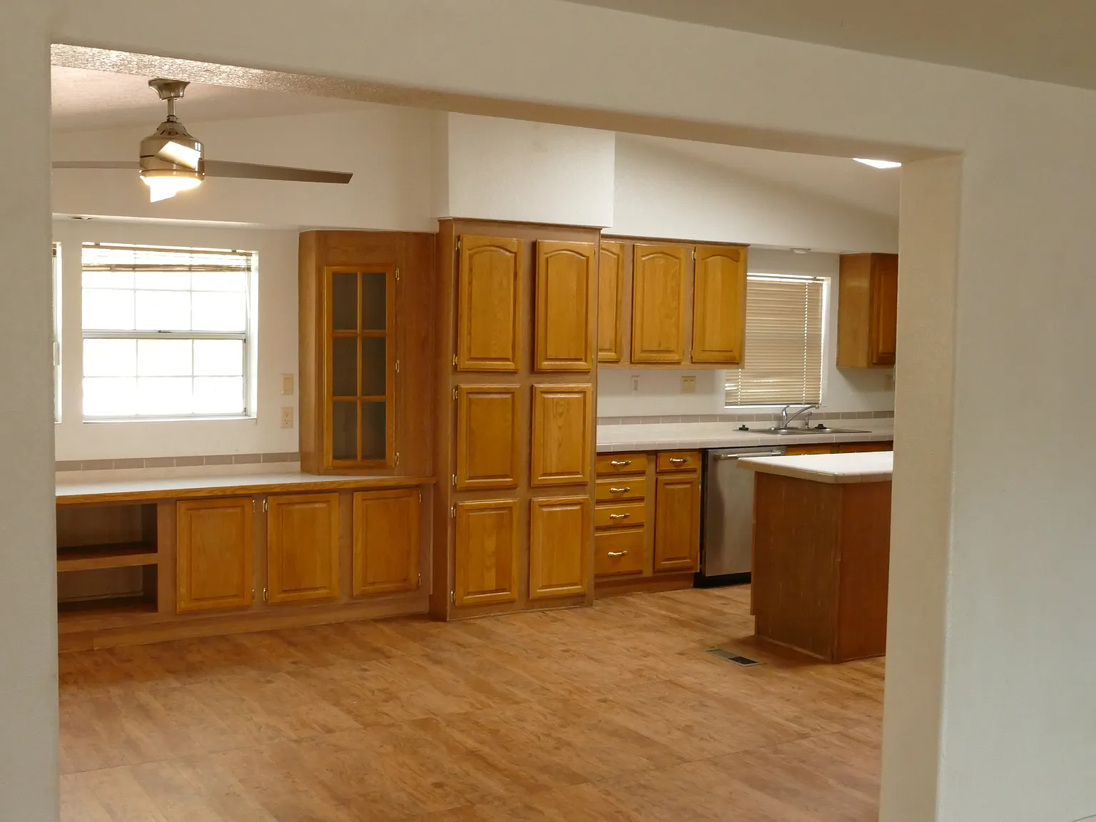 3 bed, 1949 sqft, $2,150 — Photo 4