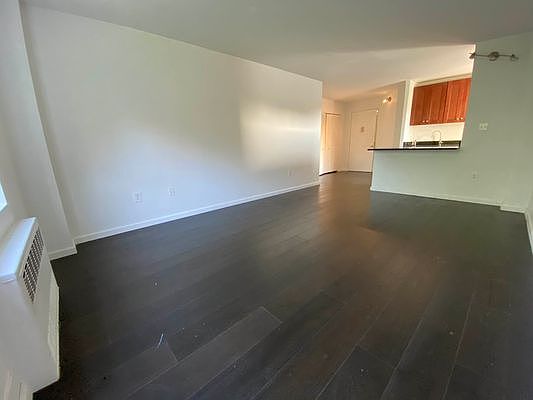 3rd image of 829 Greenwood Ave APT 4Q