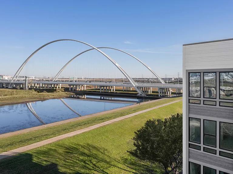 Wander on the levee path with your furry friend, relax at the elevated resort-style pool, or enjoy an uninterrupted panorama of the Dallas skyline from the nature-inspired solarium.