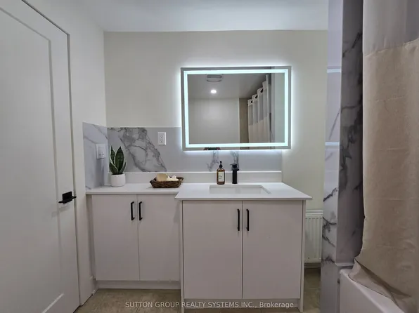 2886 Lake Shore Blvd W #1, Toronto, ON M8V 1J2