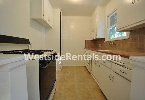 5th image of 1212 N Hollywood Way