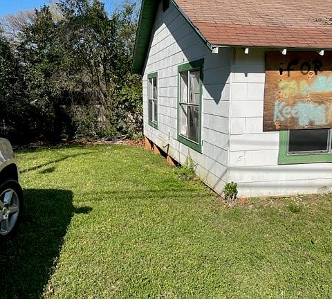 4th image of 215 E Gaylon Brooks St