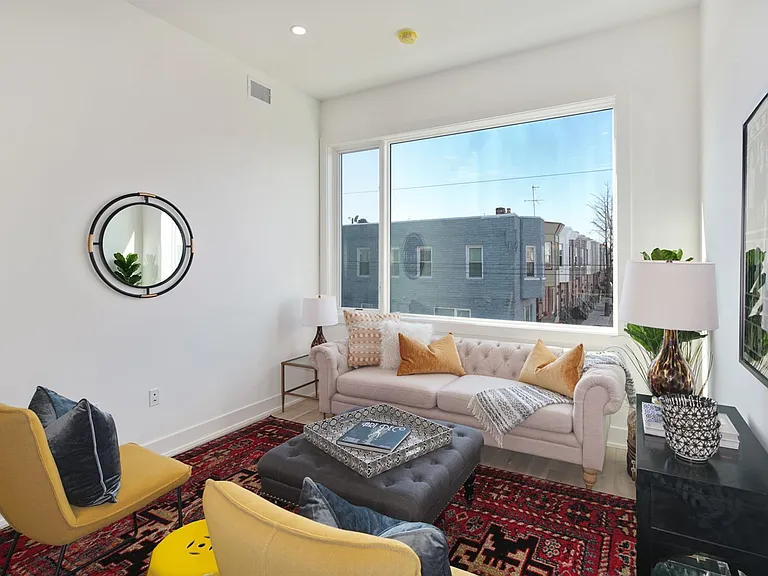 Stunning Apartment on Snyder Ave — Photo 23