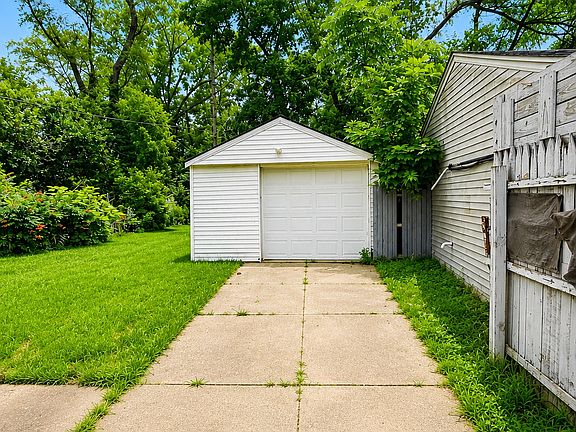 3rd image of 20044 Ashton Ave