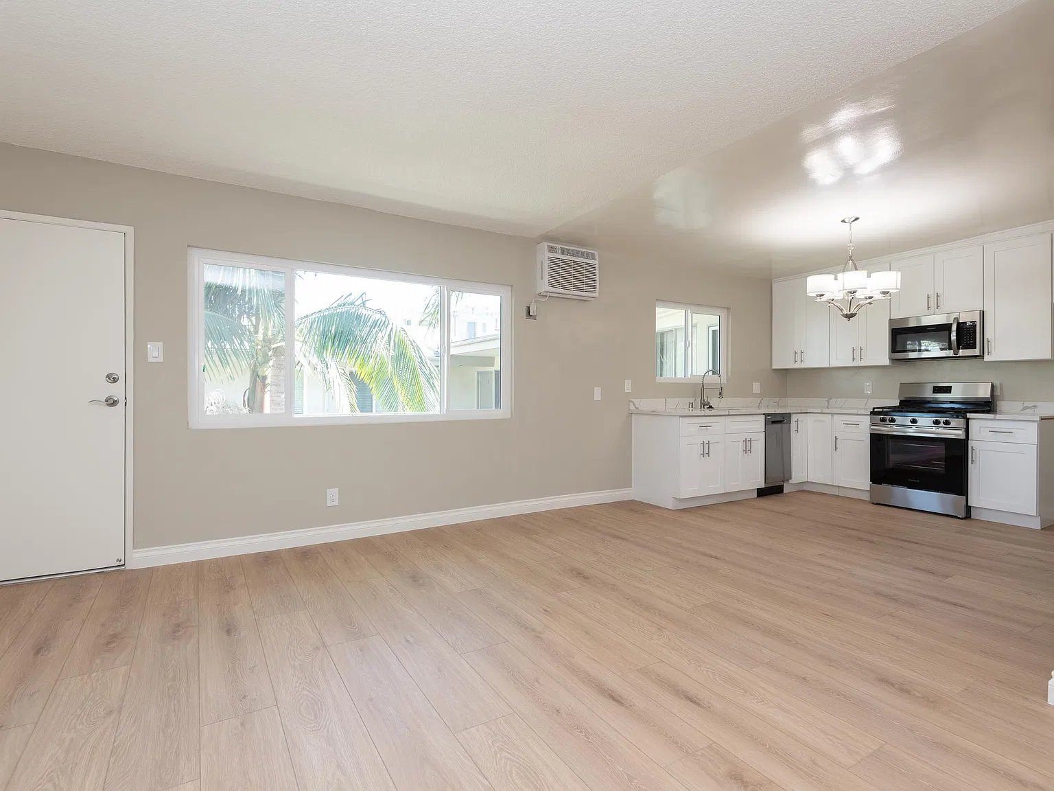 2 bed, 820 sqft, $3,095 — Photo 2