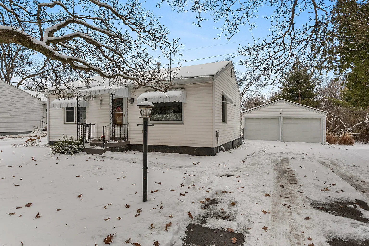 220 Brookwood Dr photo 1