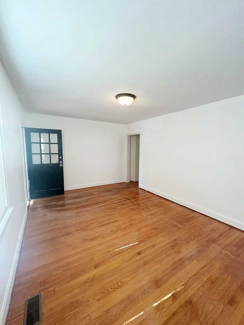 324 Clark St — Photo 4