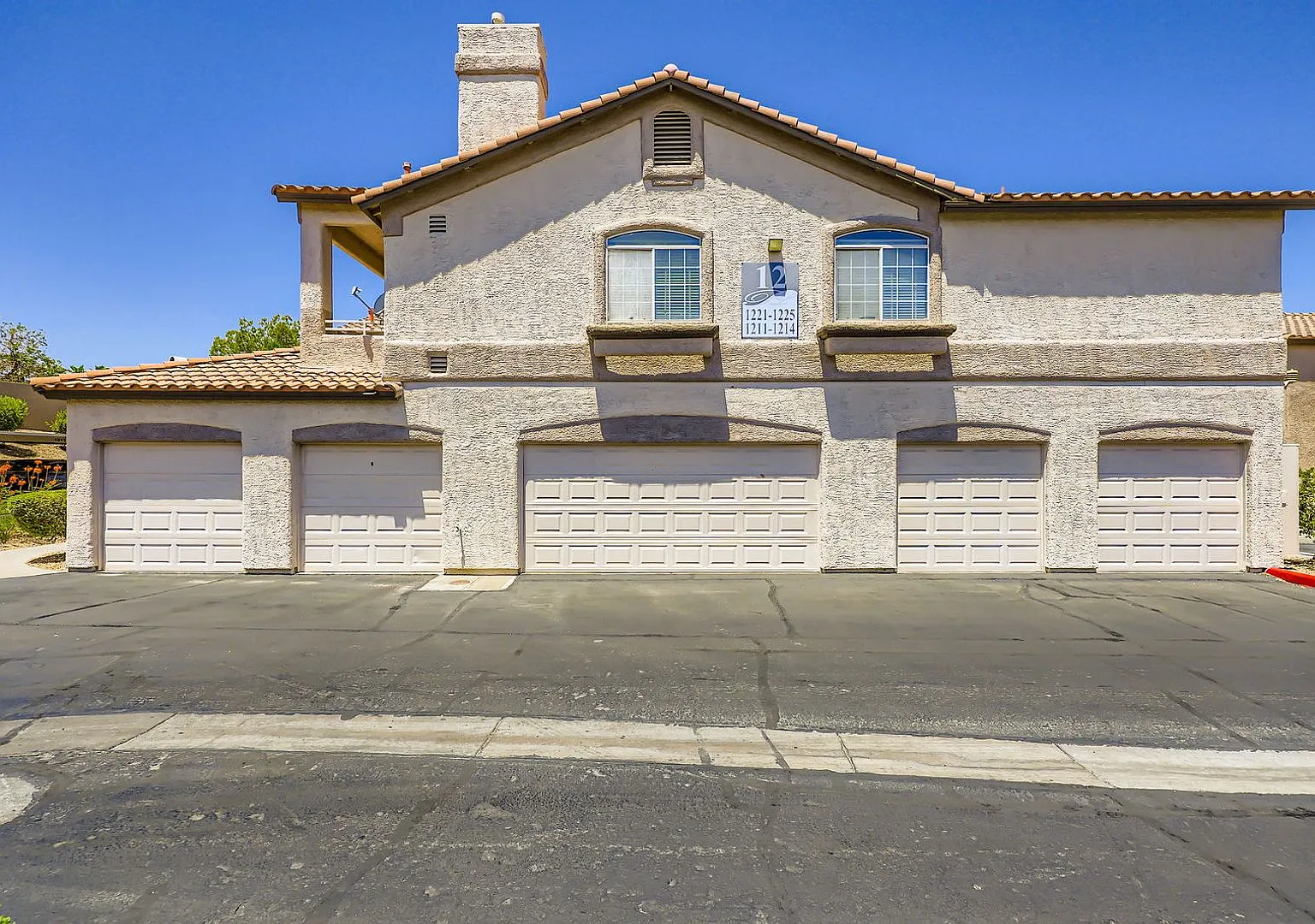 Upgraded First-Floor Condo With Private Garage In Prime Green Valley Location * Coming Soon* — Photo 2