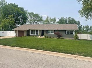 900/902 W 24th St, Higginsville, MO 64037