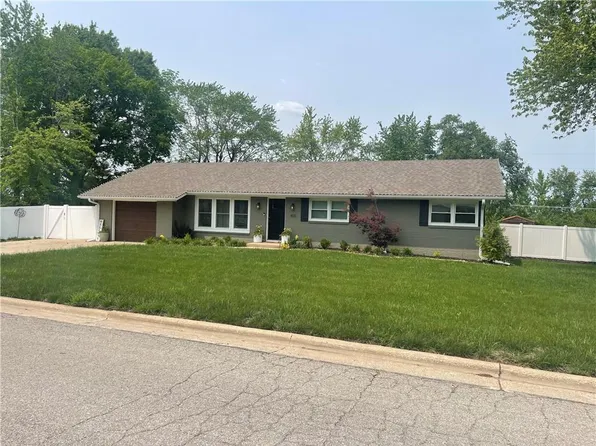 900/902 W 24th St, Higginsville, MO 64037