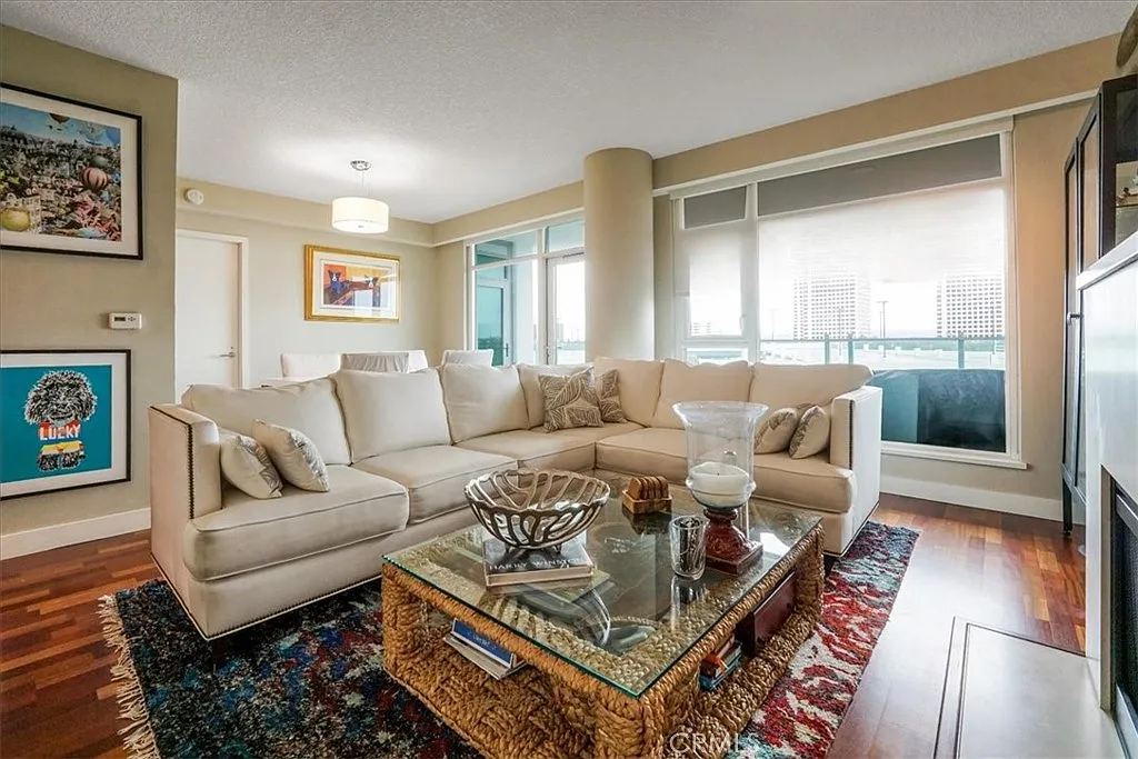 2 bed, 1330 sqft, $4,900 — Photo 2
