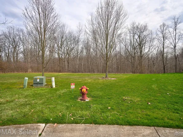 Lost Oak Ct, Grand Blanc, MI 48439
