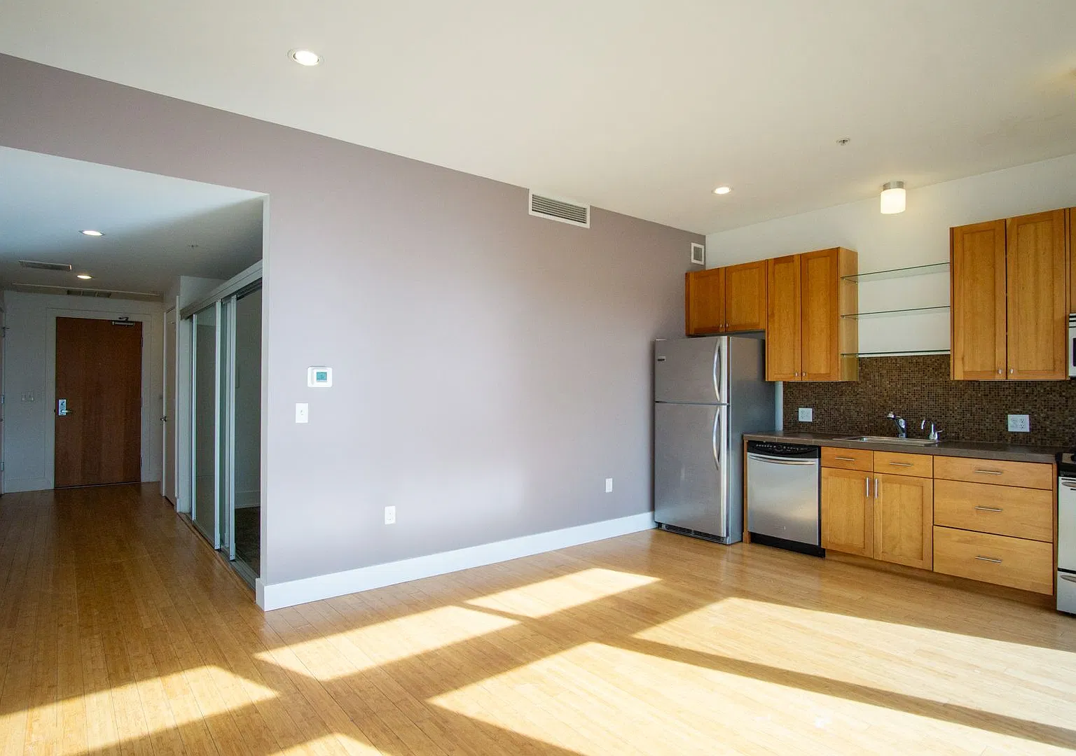 Slabtown: Stunning Top-Floor One-Bedroom with Balcony! — Photo 3