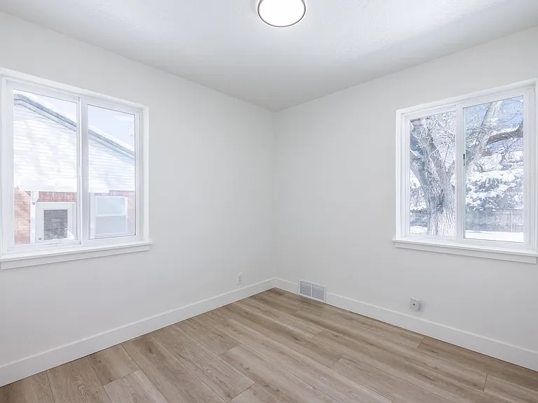 2327 E Bryan Ave — Photo 12