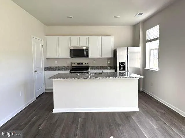 4 bed, 2.5 bath, 2148 sqft, $2,650 — Photo 2